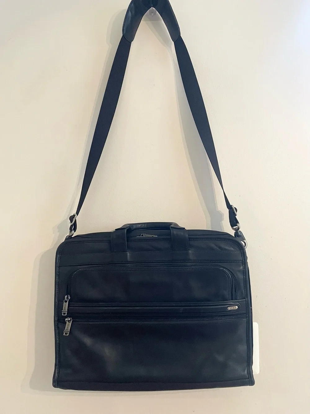 Tumi Alpha Slim Briefcase Black Leather Laptop Messenger Bag 96111D0P- EUC
